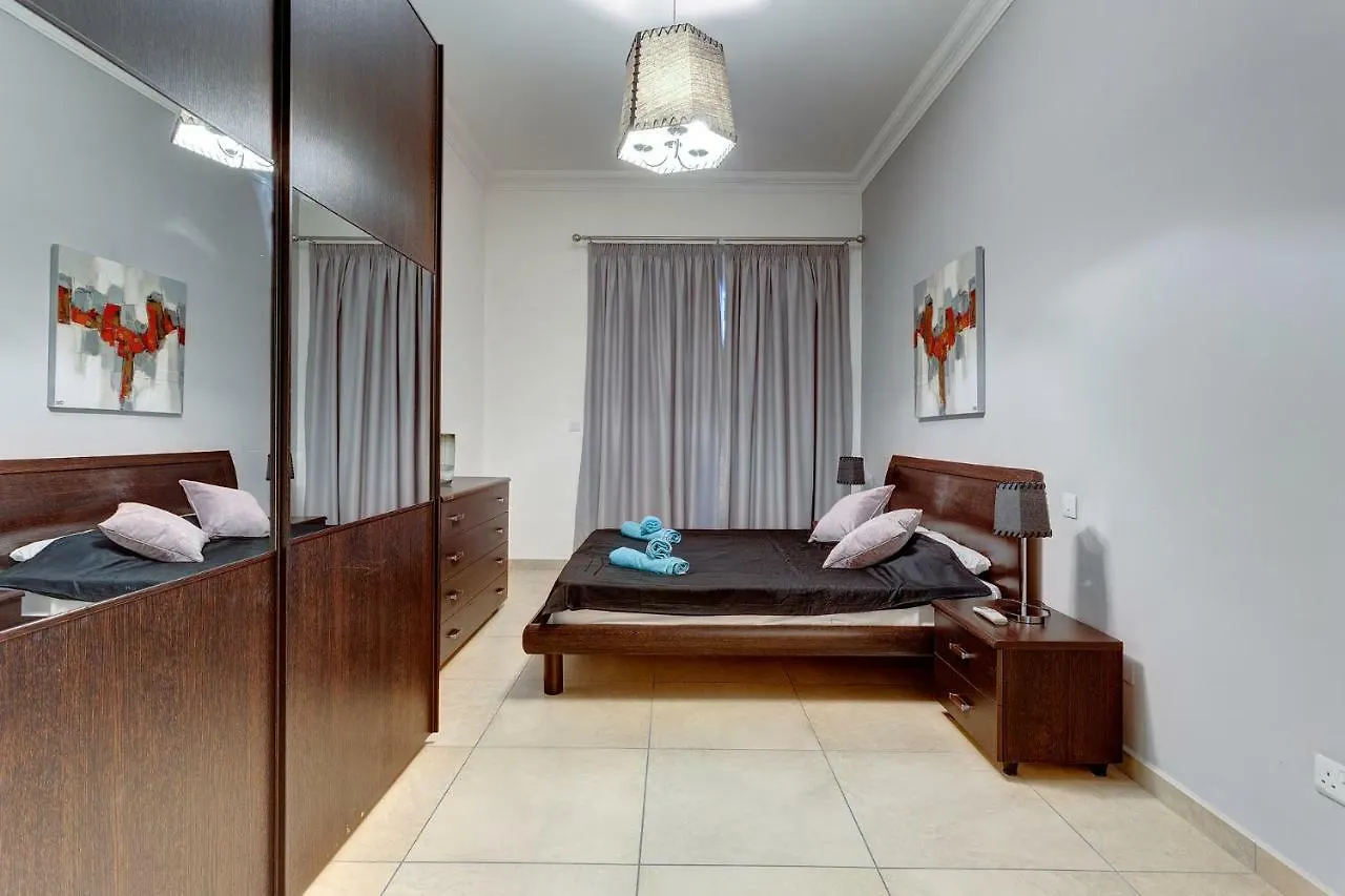 Gorgeous Apartment With Terrace In Fort Cambridge, Pool Sliema