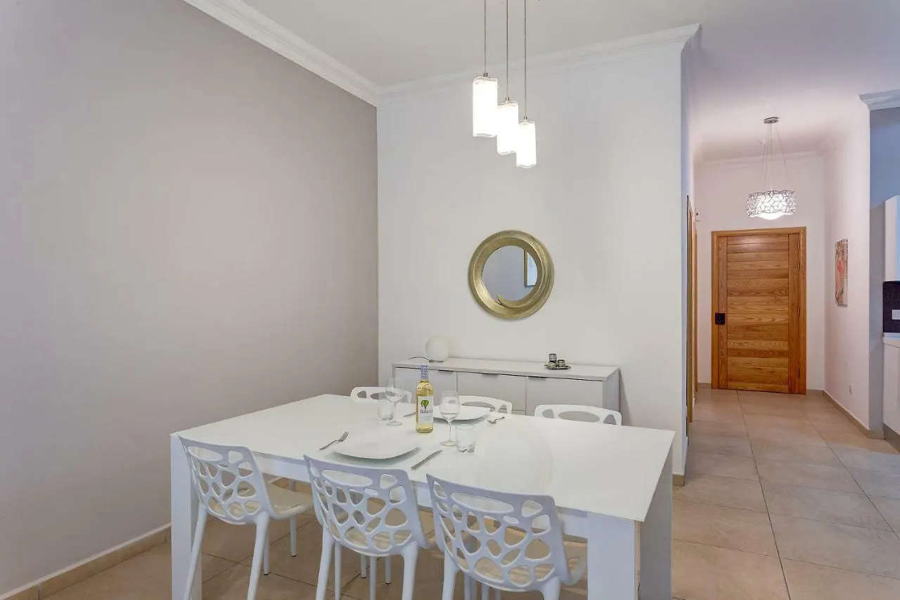 Gorgeous Apartment With Terrace In Fort Cambridge, Pool Sliema