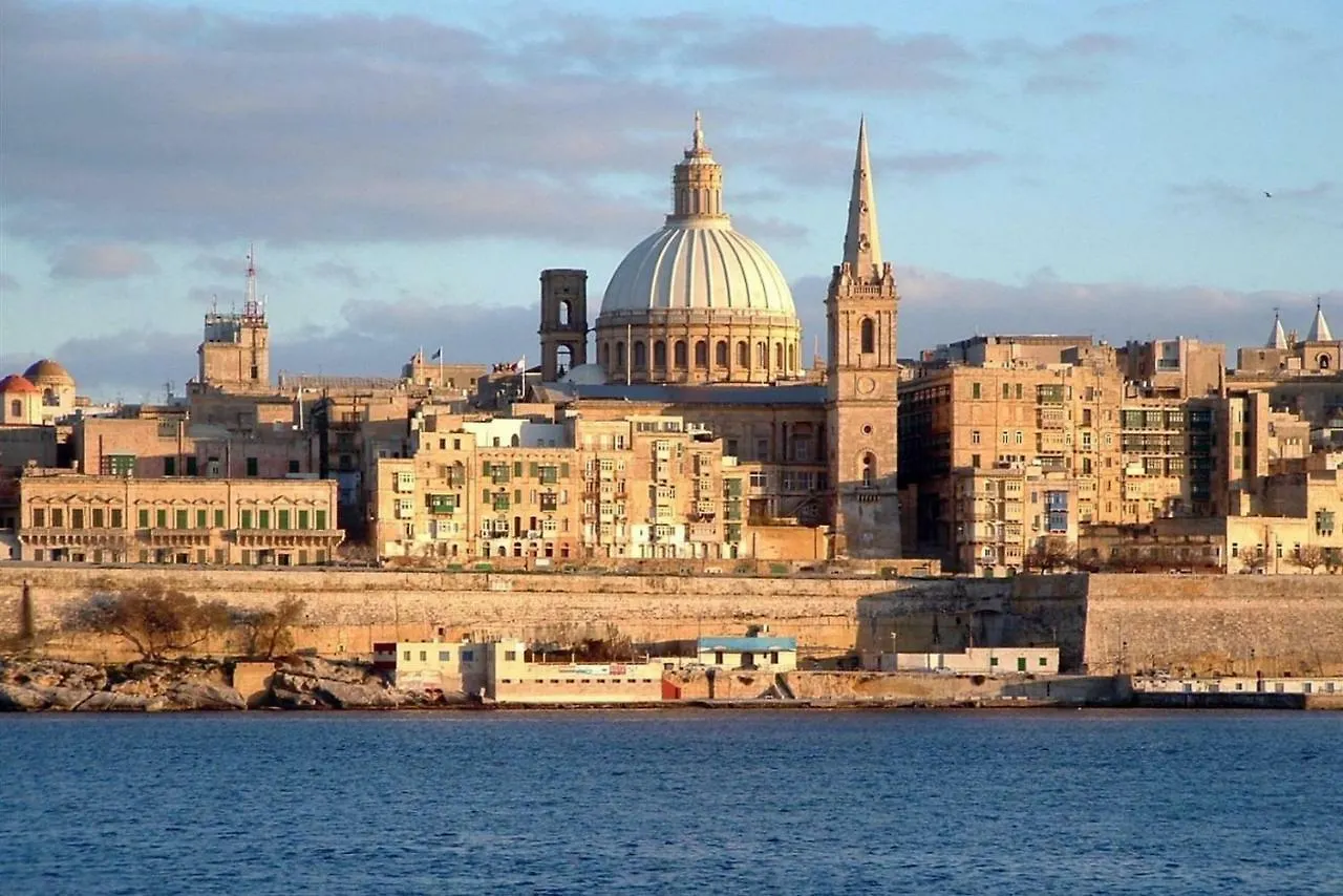 Gorgeous Apartment With Terrace In Fort Cambridge, Pool Sliema